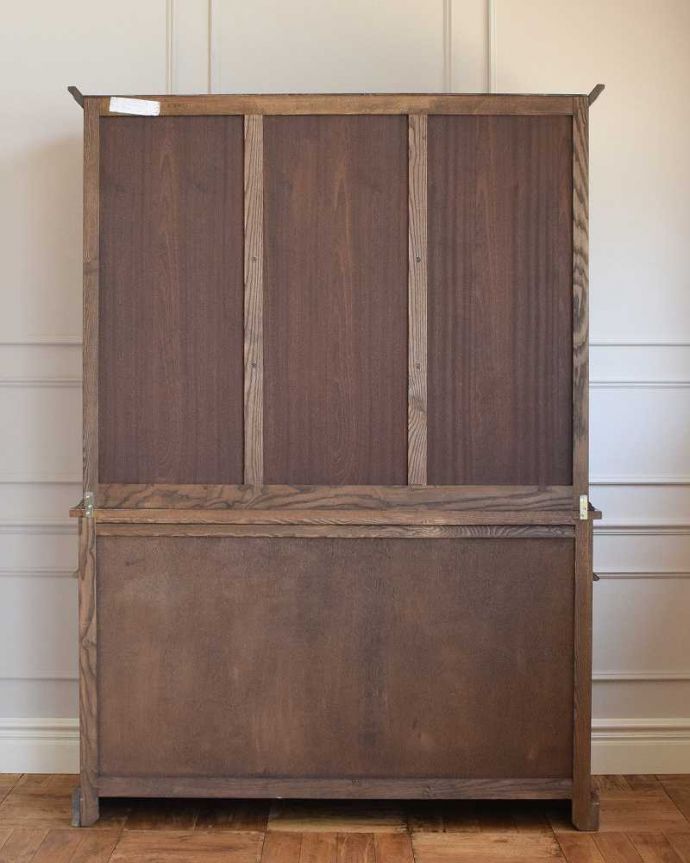 アンティークのキャビネット アンティーク家具 英国輸入のアンティーク家具、ケイム材のガラス戸が美しいキャビネット。キレイに修復しました!アンティークは新品ではないので、経年変化によるキズはありますが、専門の職人がキレイにお直しをしているので、後姿までキレイです。(k-2104-f)