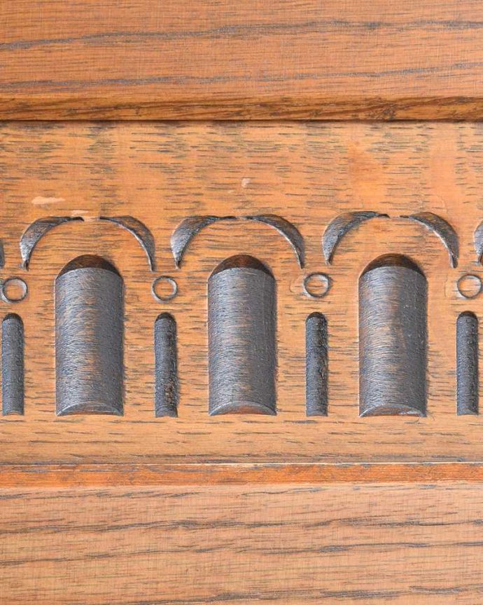 アンティークのキャビネット アンティーク家具 英国輸入のアンティーク家具、ケイム材のガラス戸が美しいキャビネット。英国らしい重厚感のある彫りいろんな場所に施された彫りが美しい。(k-2104-f)