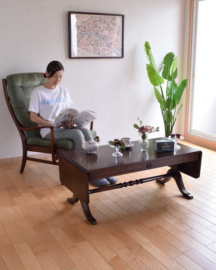 アンティークのテーブル　アンティーク家具　脚の装飾が美しい伸張式家具、マホガニー材のアンティークコーヒーテーブル。蝶の羽がモチーフになった美しいテーブルまるで蝶々が羽を広げるように折りたたみが出来るところから名前が付けられた「バタフライ（蝶々）テーブル」。(k-2105-f)