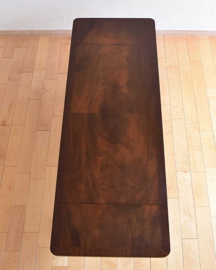 アンティークのテーブル　アンティーク家具　脚の装飾が美しい伸張式家具、マホガニー材のアンティークコーヒーテーブル。天板の修復には自信があります。(k-2105-f)