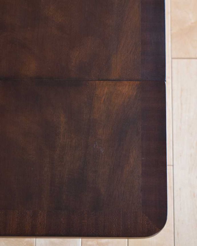 アンティークのテーブル　アンティーク家具　脚の装飾が美しい伸張式家具、マホガニー材のアンティークコーヒーテーブル。近づいて見てみると･･･時間と手間暇を掛けて職人が丁寧にお直しした天板は、木目も美しく見えます。(k-2105-f)