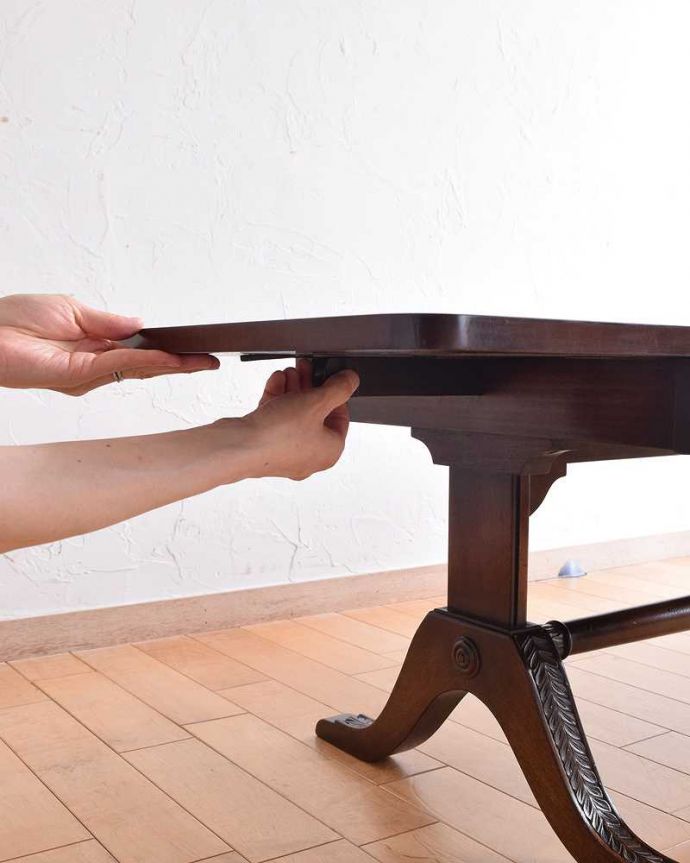 アンティークのテーブル　アンティーク家具　脚の装飾が美しい伸張式家具、マホガニー材のアンティークコーヒーテーブル。あっという間にサイズ変更OK！天板を上に持ち上げてレバーを引っ張り出すだけで、女性でもあっという間にサイズが変えれます。(k-2105-f)