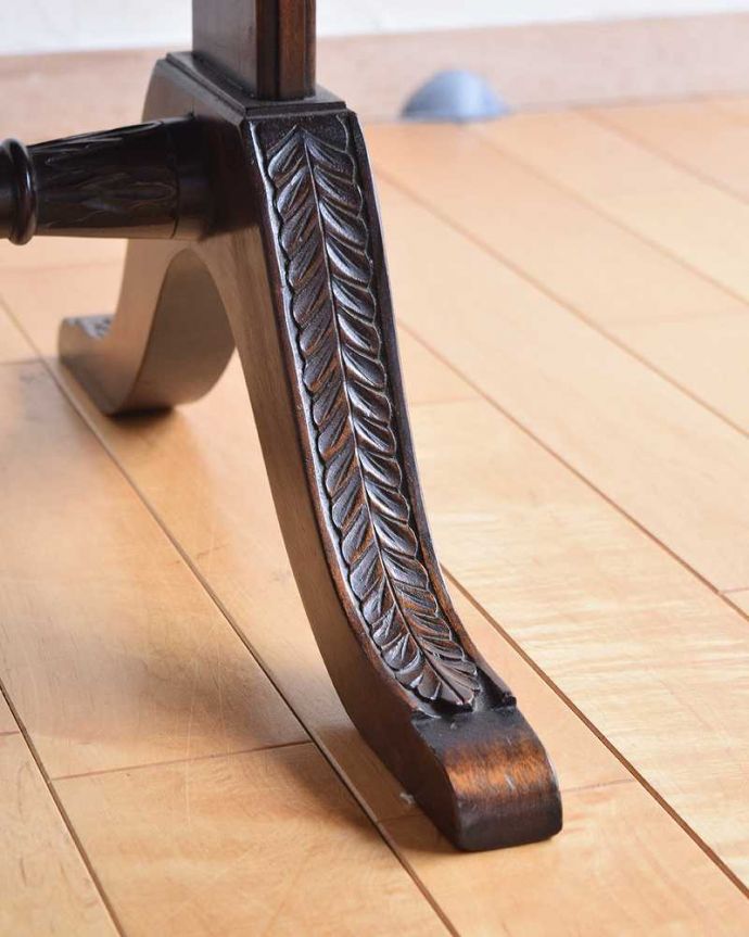 アンティークのテーブル　アンティーク家具　脚の装飾が美しい伸張式家具、マホガニー材のアンティークコーヒーテーブル。持ち上げなくても移動できます！Handleのアンティークは、脚の裏にフェルトキーパーをお付けしていますので、持ち上げなくても床を滑らせれば女性でも簡単に移動させることが出来ます。(k-2105-f)