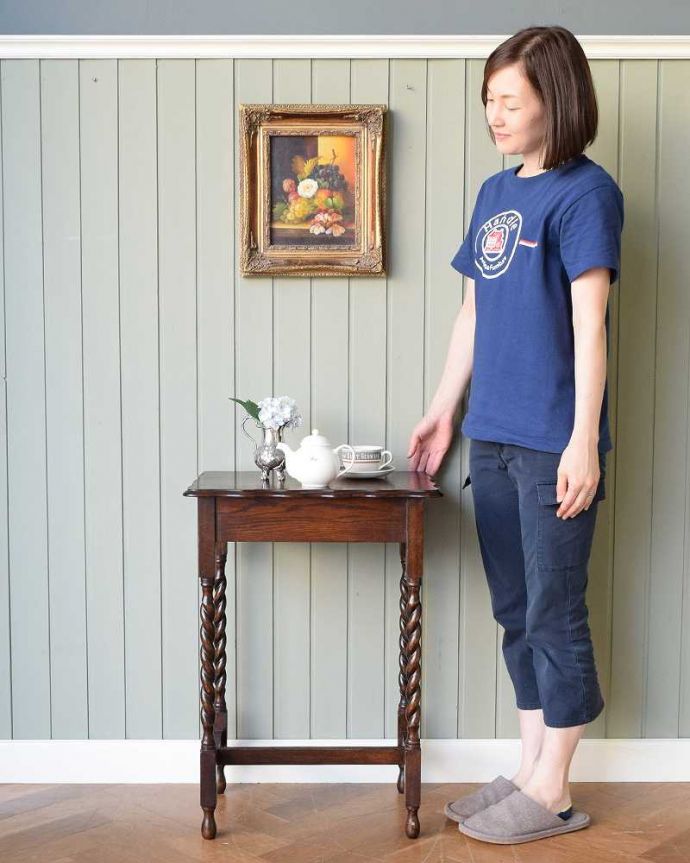 アンティークのテーブル　アンティーク家具　きれいなアンティークの英国輸入家具、ツイスト脚のオケージョナルテーブル 。便利に使えるコンパクトサイズのテーブル「オケージョナル」とは「便利に使える」と言う意味。(k-2107-f)