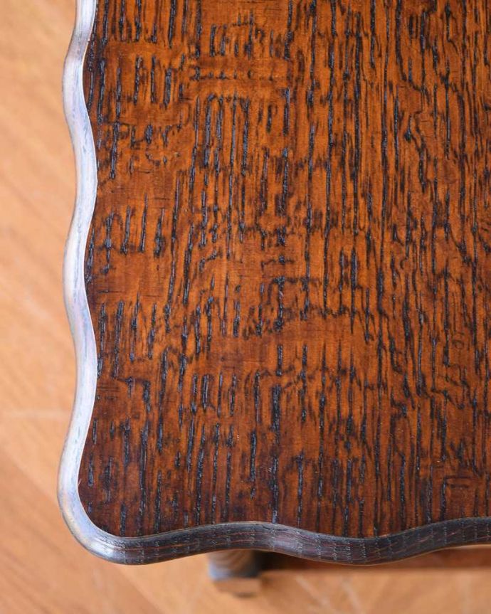 アンティークのテーブル　アンティーク家具　きれいなアンティークの英国輸入家具、ツイスト脚のオケージョナルテーブル 。近づいて見てみると･･･天板を見てみるとこんな感じです。(k-2107-f)
