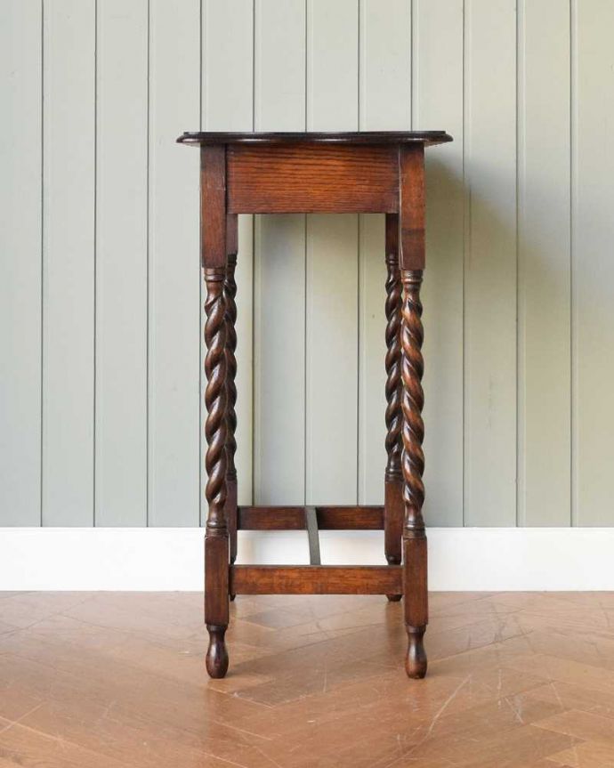 アンティークのテーブル　アンティーク家具　きれいなアンティークの英国輸入家具、ツイスト脚のオケージョナルテーブル 。しっかり修復しました。(k-2107-f)