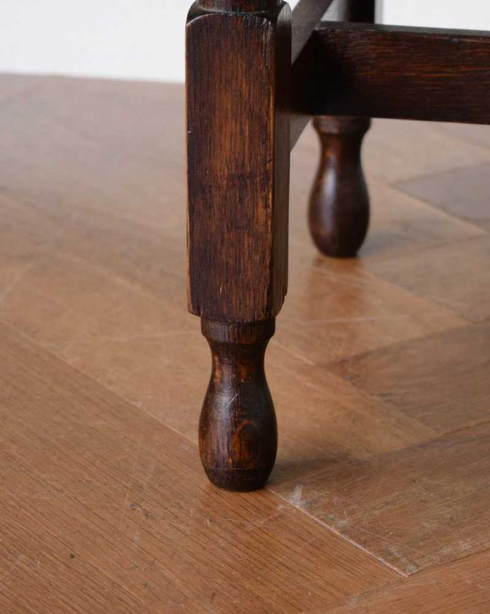 アンティークのテーブル　アンティーク家具　きれいなアンティークの英国輸入家具、ツイスト脚のオケージョナルテーブル 。持ち上げなくても大丈夫！Handleのアンティークは、脚の裏にフェルトキーパーをお付けしています。(k-2107-f)