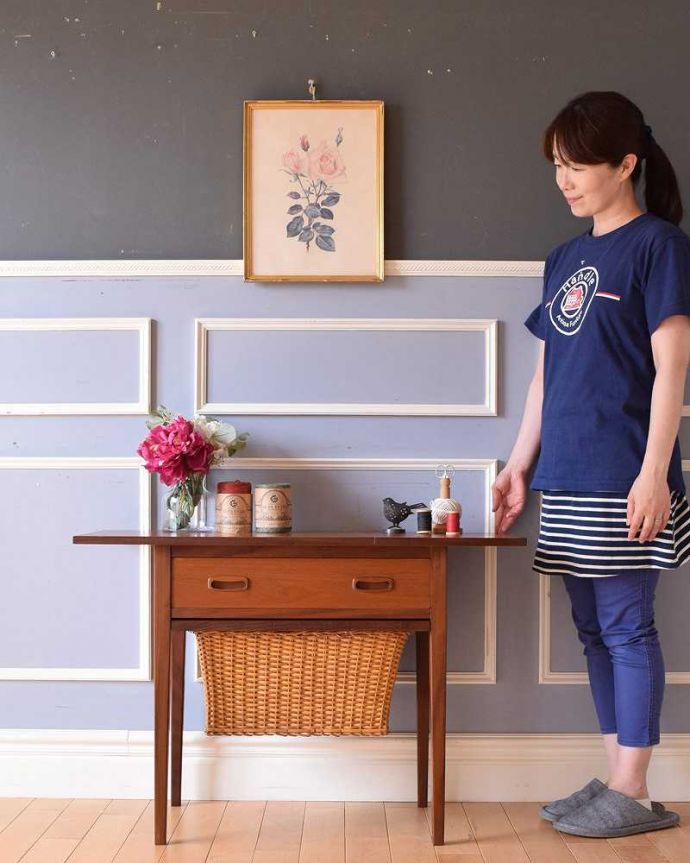 ソーイングボックス　アンティーク家具　機能的なヴィンテージの北欧系家具、バスケット付き＆伸張式のソーイングテーブル。女性のためのお裁縫箱今も昔も、女性だったら必ず持っているアンティークのソーイングボックス。(k-2108-f)