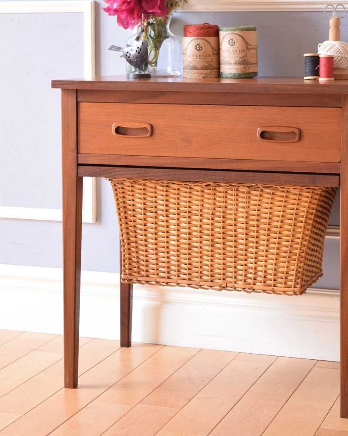 ソーイングボックス　アンティーク家具　機能的なヴィンテージの北欧系家具、バスケット付き＆伸張式のソーイングテーブル。持ち運びもラクラクですキャスターが付いているので移動もラクラクです。(k-2108-f)