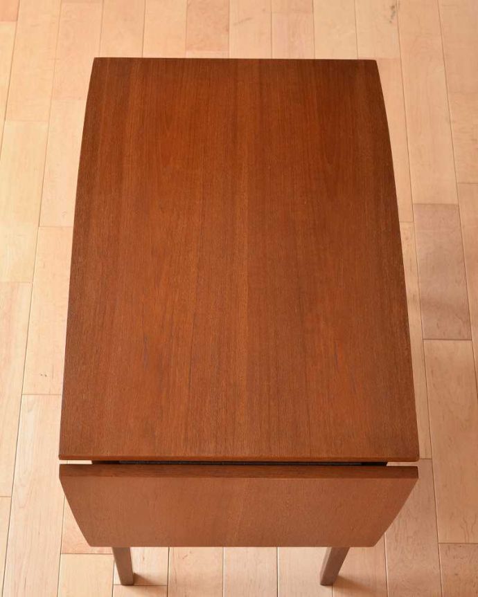 ソーイングボックス　アンティーク家具　機能的なヴィンテージの北欧系家具、バスケット付き＆伸張式のソーイングテーブル。上から見ると･･･キレイに修復しましたが、アンティークは新品ではないので経年変化による傷がある場合があります。(k-2108-f)