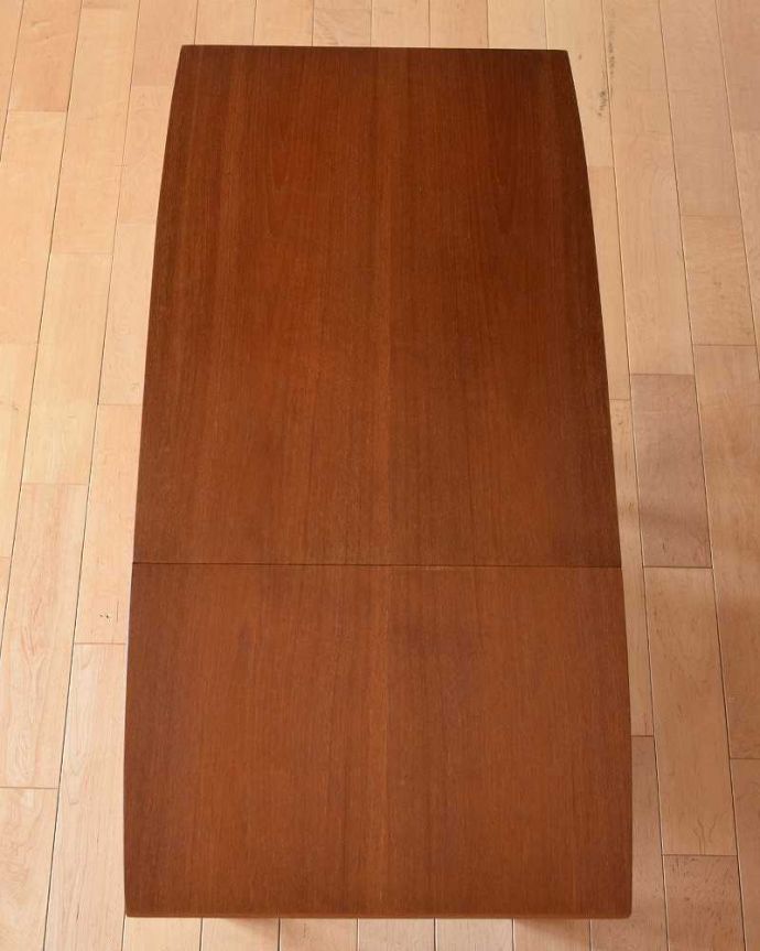 ソーイングボックス　アンティーク家具　機能的なヴィンテージの北欧系家具、バスケット付き＆伸張式のソーイングテーブル。上から見ると･･･キレイに修復しましたが、アンティークは新品ではないので経年変化による傷がある場合があります。(k-2108-f)