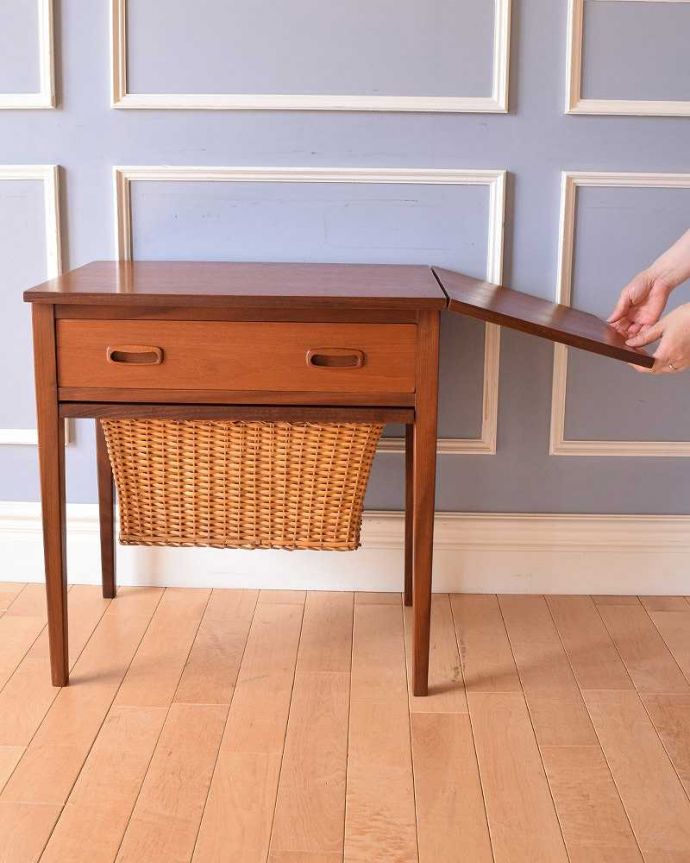 ソーイングボックス　アンティーク家具　機能的なヴィンテージの北欧系家具、バスケット付き＆伸張式のソーイングテーブル。あっという間にサイズが変えれます。(k-2108-f)