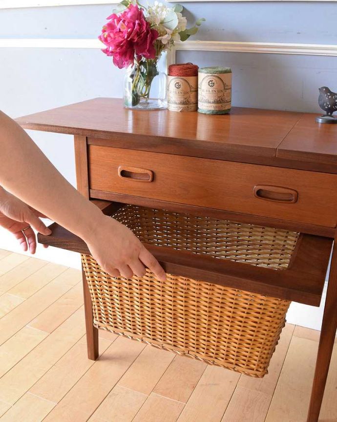 ソーイングボックス　アンティーク家具　機能的なヴィンテージの北欧系家具、バスケット付き＆伸張式のソーイングテーブル。下のカゴも引き出すことが出来ますかごの部分もスライド式になっているのでとっても使いやすいんです。(k-2108-f)