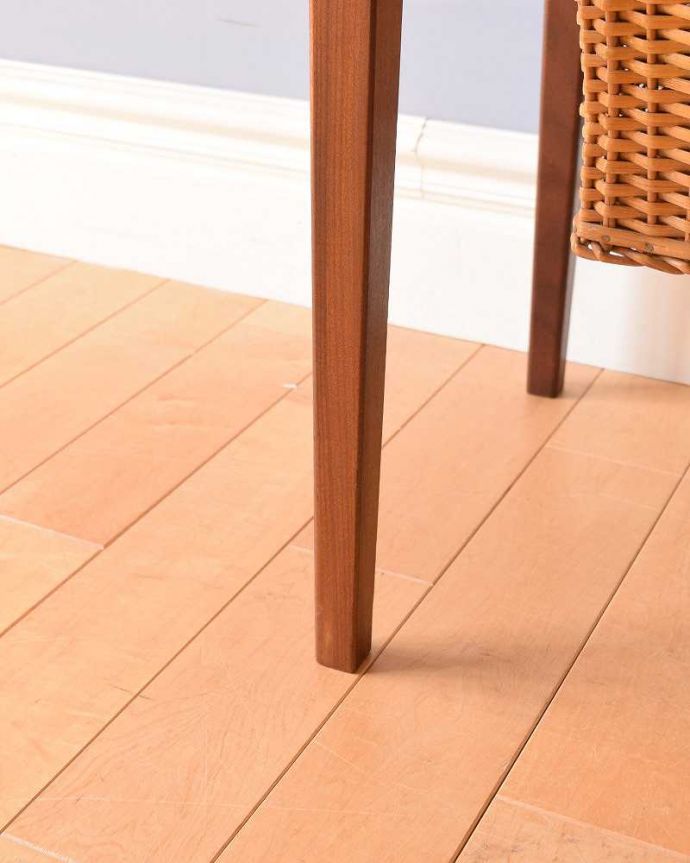 ソーイングボックス　アンティーク家具　機能的なヴィンテージの北欧系家具、バスケット付き＆伸張式のソーイングテーブル。ちゃんと動きます脚先にはキャスターが。(k-2108-f)