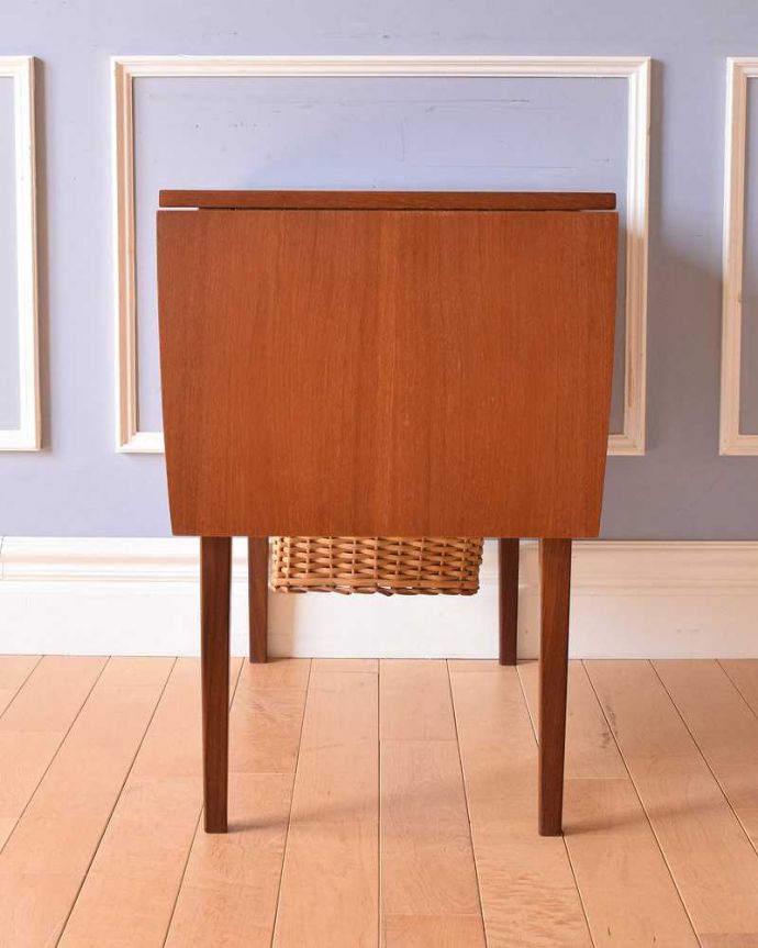 ソーイングボックス　アンティーク家具　機能的なヴィンテージの北欧系家具、バスケット付き＆伸張式のソーイングテーブル。横から見てもスッキリどこから見てもスッキリとしてステキなヴィンテージ家具。(k-2108-f)