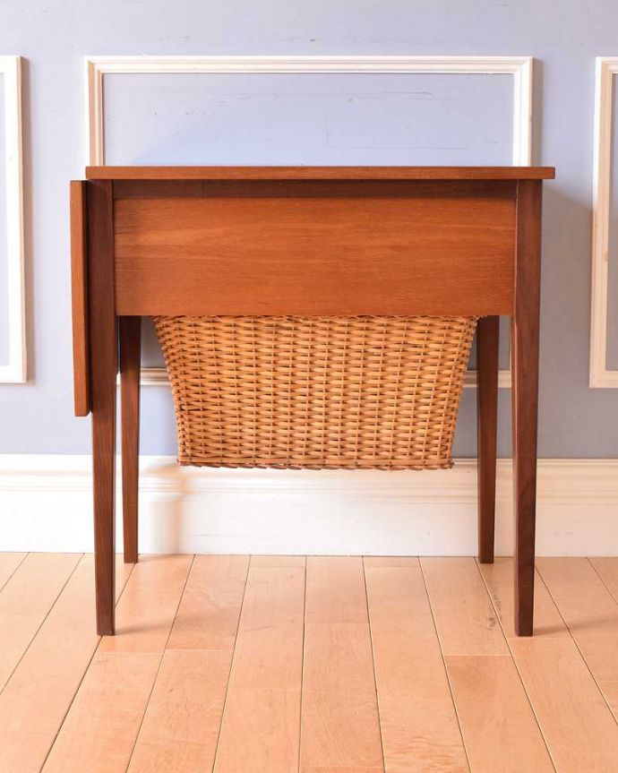 ソーイングボックス　アンティーク家具　機能的なヴィンテージの北欧系家具、バスケット付き＆伸張式のソーイングテーブル。後ろ姿もキレイですビンテージは新品ではないので、もちろん経年変化によるキズはあります。(k-2108-f)