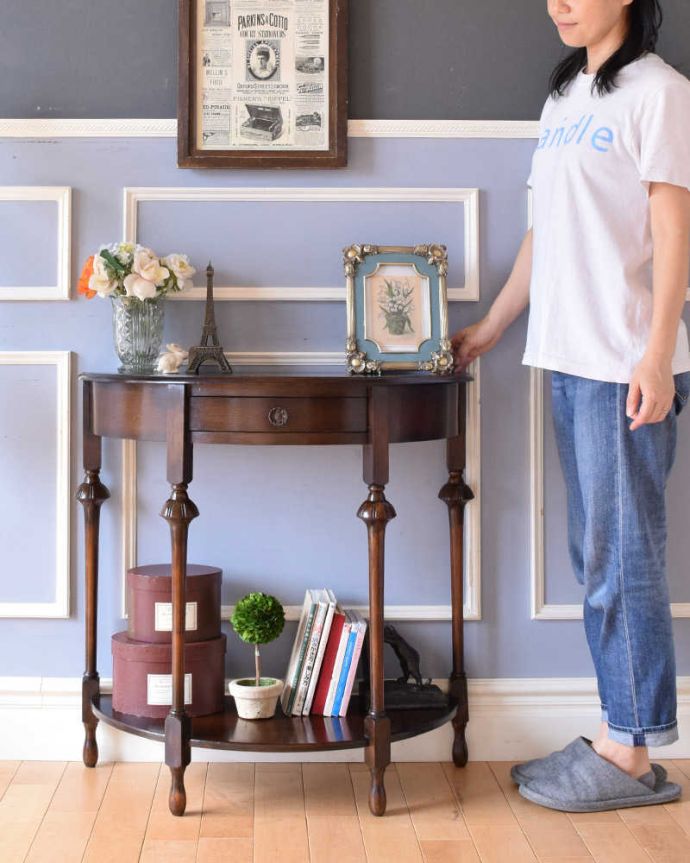 アンティークのテーブル アンティーク家具 空間を彩る英国アンティーク家具、脚の美しいコンソールテーブル(引き出し付き)。壁からお部屋を彩ってくれるアンティーク家具天板も引き出しもどっちも主役のサイドチェストテーブル。(k-2109-f)