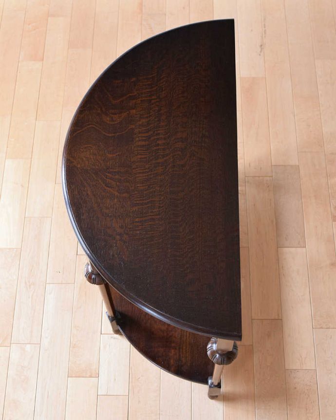 アンティークのテーブル アンティーク家具 空間を彩る英国アンティーク家具、脚の美しいコンソールテーブル(引き出し付き)。天板はテーブル代わりに使えます上から天板を見ると、こんな感じでキレイに仕上げました。(k-2109-f)