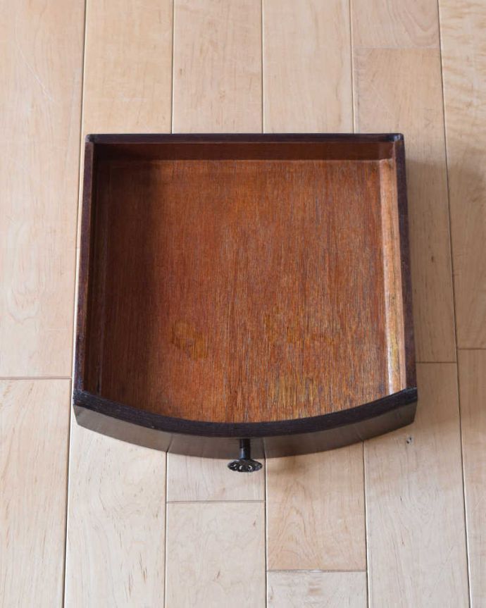 アンティークのテーブル アンティーク家具 空間を彩る英国アンティーク家具、脚の美しいコンソールテーブル(引き出し付き)。引き出しの中もキレイですちょっとした引き出しはとっても便利に使えます。(k-2109-f)