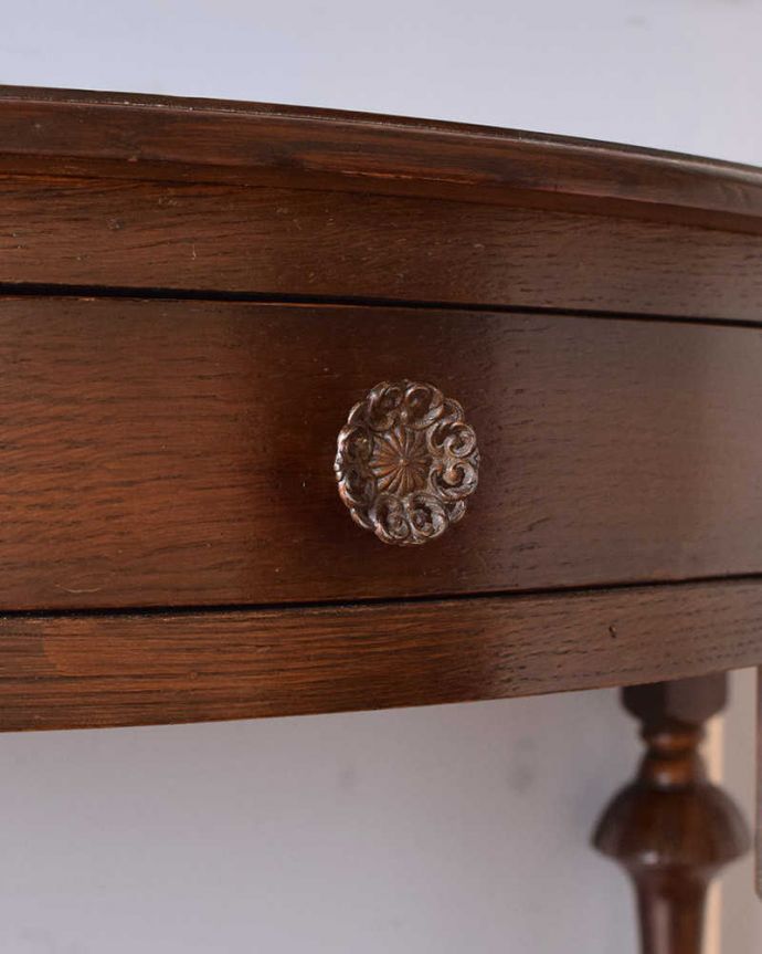 アンティークのテーブル アンティーク家具 空間を彩る英国アンティーク家具、脚の美しいコンソールテーブル(引き出し付き)。開ける度にワクワクしちゃう取っ手取っ手もアンティークらしいデザインで素敵なんです。(k-2109-f)