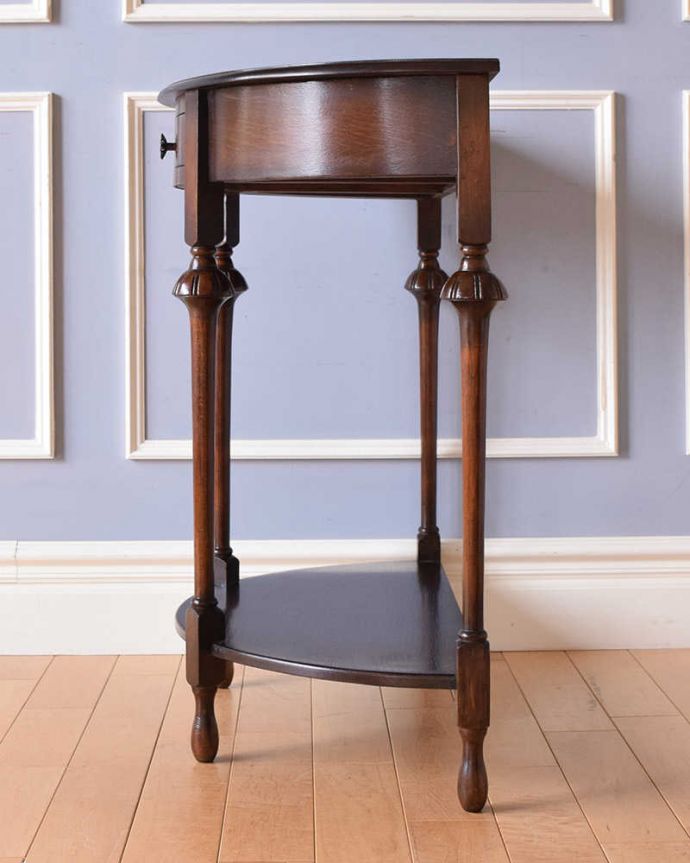 アンティークのテーブル アンティーク家具 空間を彩る英国アンティーク家具、脚の美しいコンソールテーブル(引き出し付き)。横から見ても素敵ですもちろん横から見られることも考えて、しっかり修復してあります。(k-2109-f)