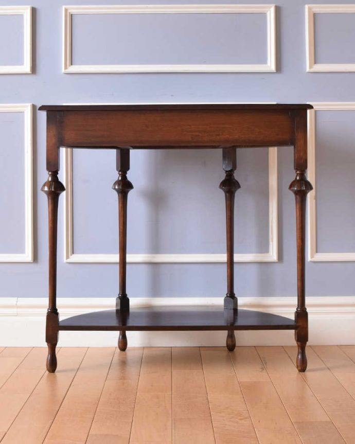 アンティークのテーブル アンティーク家具 空間を彩る英国アンティーク家具、脚の美しいコンソールテーブル(引き出し付き)。しっかり修復しましたアンティークは新品ではないので、もちろん経年変化によるキズはありますが、Handleでは専門の職人がしっかり修復したものだけをお送りしているので後ろ姿もキレイです。(k-2109-f)