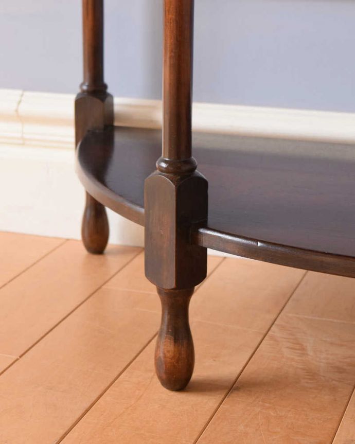 アンティークのテーブル アンティーク家具 空間を彩る英国アンティーク家具、脚の美しいコンソールテーブル(引き出し付き)。移動もラクラクですHandleのアンティークは、脚の裏にフェルトキーパーをお付けしています。(k-2109-f)