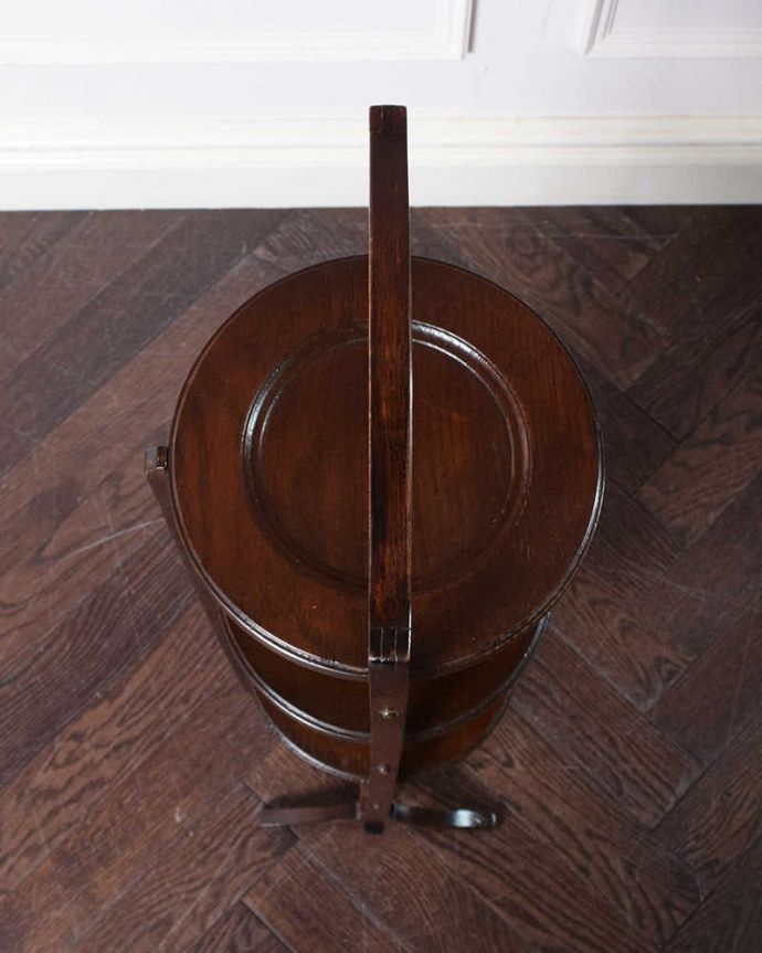 プランツスタンド・ケーキスタンド　アンティーク家具　英国の本格アフタヌーンティーを自宅で気軽に楽しめるアンティークケーキスタンド 。上から見るとこんな感じ小さくても、もちろん専門の職人がしっかり修復したのでピッカピカです。(k-2110-f)