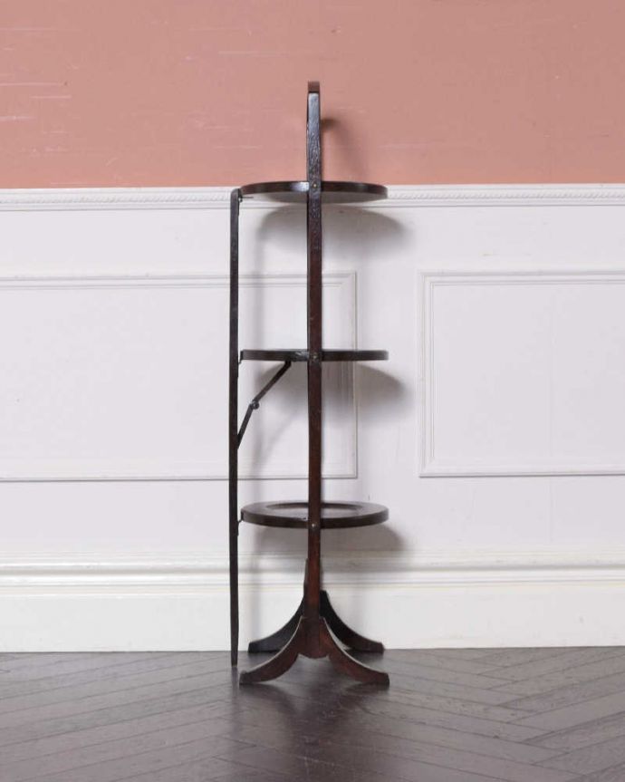 プランツスタンド・ケーキスタンド　アンティーク家具　英国の本格アフタヌーンティーを自宅で気軽に楽しめるアンティークケーキスタンド 。横から見るとこんな形アンティークは新品ではないので、経年変化によるキズはありますが、専門の職人がしっかり修復したのでキレイです。(k-2110-f)