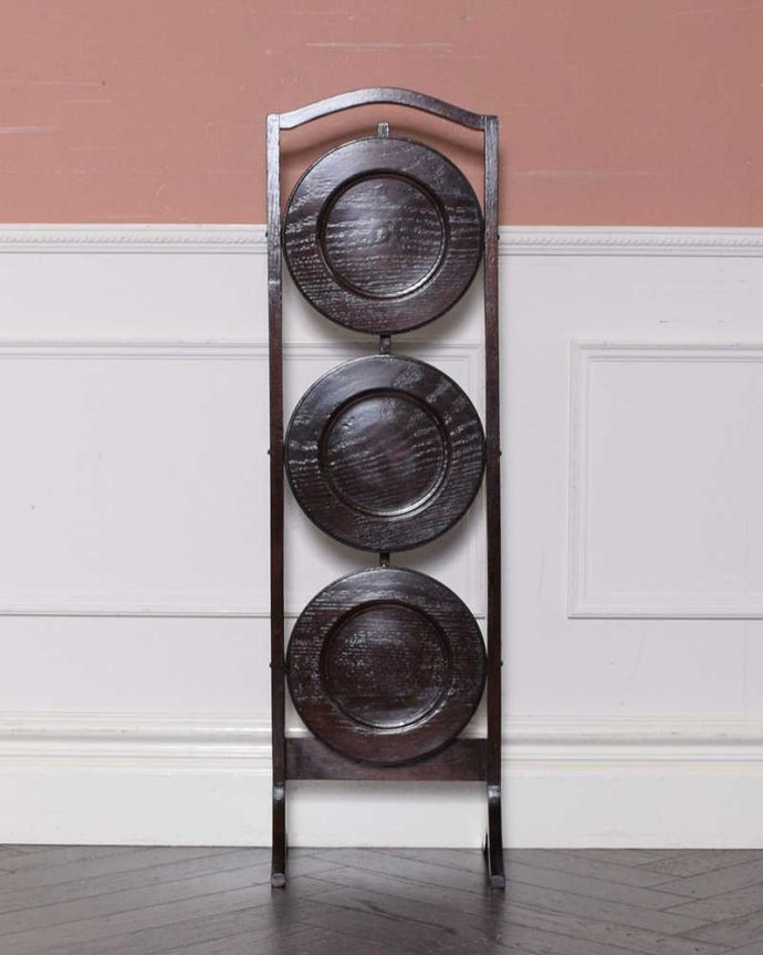 プランツスタンド・ケーキスタンド　アンティーク家具　英国の本格アフタヌーンティーを自宅で気軽に楽しめるアンティークケーキスタンド 。畳むとこんなにコンパクト正面から見るとスクリーンのように見える姿もなんだか上品です。(k-2110-f)