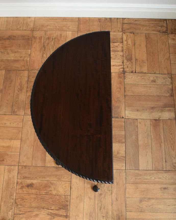 アンティークのテーブル　アンティーク家具　英国ならではのアンティーク家具、お洒落なゲームテーブル（カードテーブル）。上から見ると何を置いても素敵に魅せてくれる力があります。(k-2111-f)