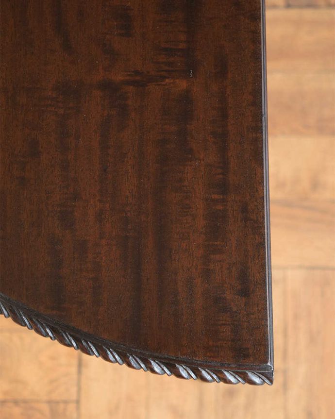 アンティークのテーブル　アンティーク家具　英国ならではのアンティーク家具、お洒落なゲームテーブル（カードテーブル）。修復には自信がありますHandleでは専門の職人が修復する際、古い塗装を剥離してキレイにお直ししています。(k-2111-f)