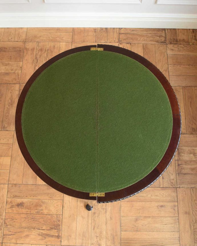 アンティークのテーブル　アンティーク家具　英国ならではのアンティーク家具、お洒落なゲームテーブル（カードテーブル）。ゲーム天板がでてきますこのテーブルは、２WAYタイプ。(k-2111-f)