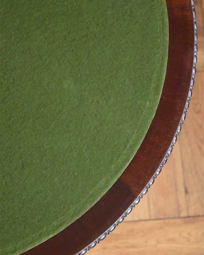 アンティークのテーブル　アンティーク家具　英国ならではのアンティーク家具、お洒落なゲームテーブル（カードテーブル）。天板を近くで見ると…天板を近くで見るとこんな形です。(k-2111-f)