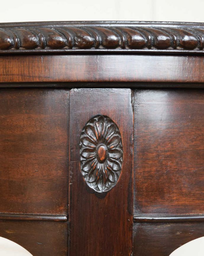 アンティークのテーブル　アンティーク家具　英国ならではのアンティーク家具、お洒落なゲームテーブル（カードテーブル）。いろんな場所にこだわり彫のデザインもいろいろです。(k-2111-f)