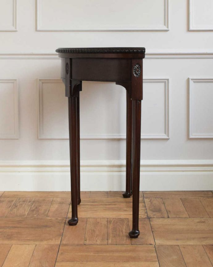 アンティークのテーブル　アンティーク家具　英国ならではのアンティーク家具、お洒落なゲームテーブル（カードテーブル）。横から見てもステキサイドはすっきり。(k-2111-f)