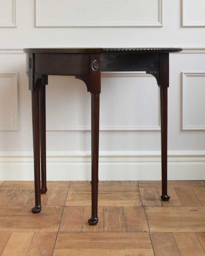 アンティークのテーブル　アンティーク家具　英国ならではのアンティーク家具、お洒落なゲームテーブル（カードテーブル）。天板を開くと見え方も変わりますもちろん常に開いた状態でもお使いいただけます。(k-2111-f)