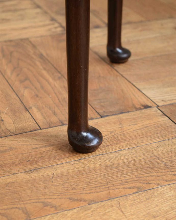 アンティークのテーブル　アンティーク家具　英国ならではのアンティーク家具、お洒落なゲームテーブル（カードテーブル）。持ち上げなくても移動できます！Handleのアンティークは、脚の裏にフェルトキーパーをお付けしていますので、床を滑らせてれば女性1人でも移動が簡単です。(k-2111-f)