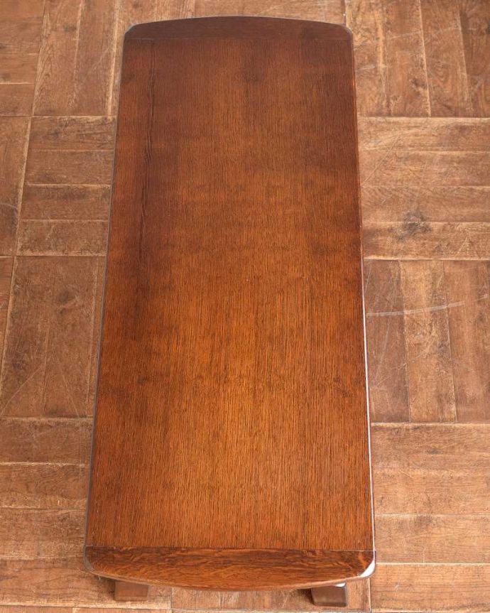 アンティークのテーブル　アンティーク家具　英国スタイルのアンティーク家具、重厚感たっぷりのコーヒーテーブル。天板を上から見ると･･･コーヒーテーブルの天板は毎日使う場所だから、しっかり修復しました。(k-2112-f)