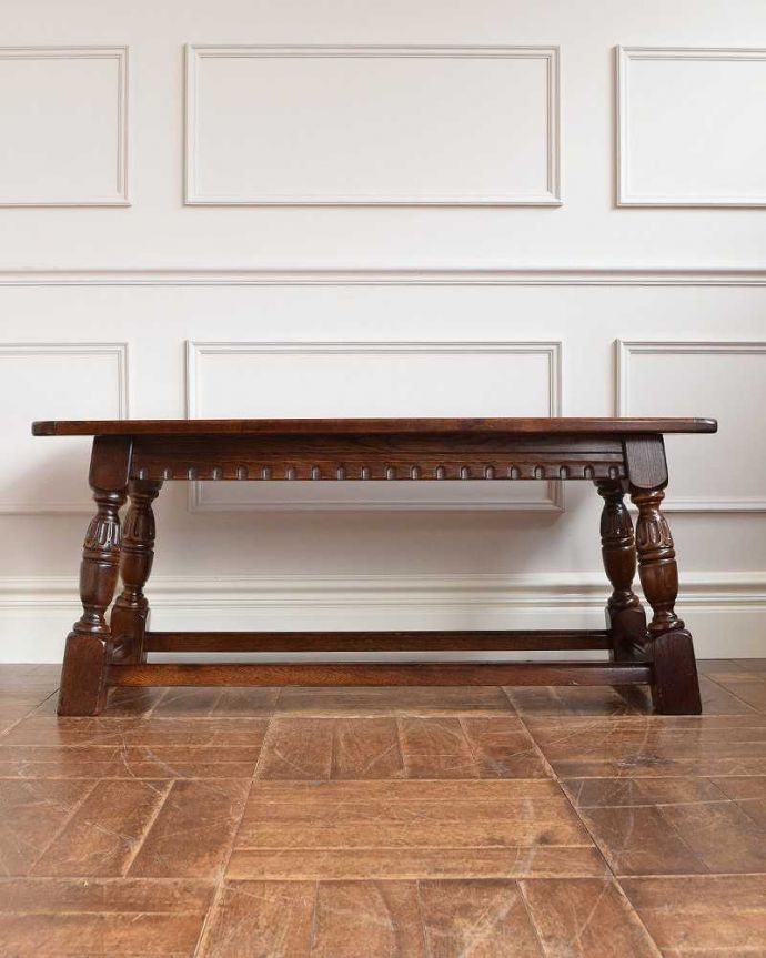 アンティークのテーブル　アンティーク家具　英国スタイルのアンティーク家具、重厚感たっぷりのコーヒーテーブル。横から見た姿もステキ横から見るとこんな感じです。(k-2112-f)