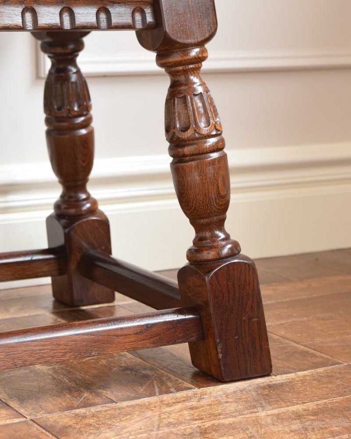 アンティークのテーブル　アンティーク家具　英国スタイルのアンティーク家具、重厚感たっぷりのコーヒーテーブル。持ち上げなくても移動できます！Handleのアンティークは、脚の裏にフェルトキーパーをお付けしていますので、床を滑らせて簡単に移動する事が出来ます。(k-2112-f)