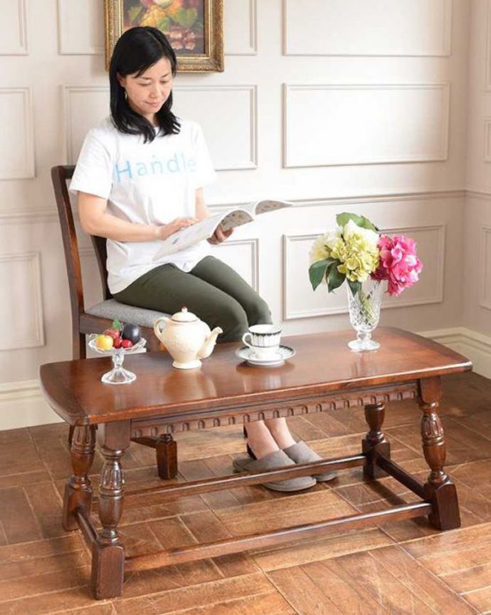 アンティークのテーブル　アンティーク家具　英国スタイルのアンティーク家具、重厚感たっぷりのコーヒーテーブル。どんな場所にも似合う英国らしいコーヒーテーブル実用的に使える英国らしいアンティークのコーヒーテーブル。(k-2112-f)