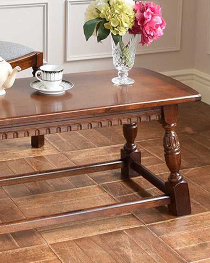 アンティークのテーブル　アンティーク家具　英国スタイルのアンティーク家具、重厚感たっぷりのコーヒーテーブル。英国らしく凝った彫りの入った脚脚だけを見ても、アンティークらしさが感じられる凝った彫。(k-2112-f)