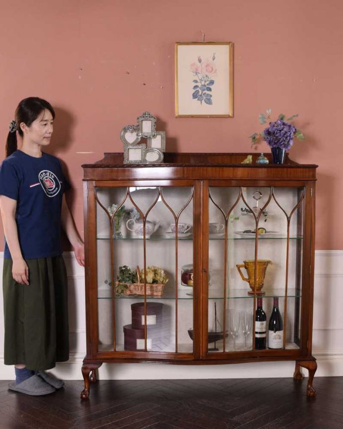 アンティークのキャビネット　アンティーク家具　正統派の英国アンティークキャビネット、ゴシックデザインの定番ガラスキャビネット 。おススメNo.1のアンティーク家具もともとチャイナキャビネットとして陶器を見せながら収納するために造られたガラスの扉のキャビネット。(k-2114-f)