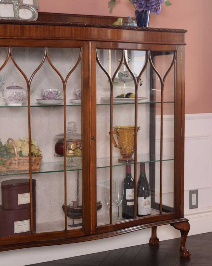 アンティークのキャビネット　アンティーク家具　正統派の英国アンティークキャビネット、ゴシックデザインの定番ガラスキャビネット 。ガラス越しに見るお気に入りの美しさ…光をたっぷり取り入れてくれるガラス扉と棚板。(k-2114-f)