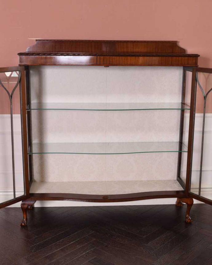 アンティークのキャビネット　アンティーク家具　正統派の英国アンティークキャビネット、ゴシックデザインの定番ガラスキャビネット 。扉を開けて中を見てみましょう職人がキレイに修復して、背板も新しい生地に張替えました。(k-2114-f)