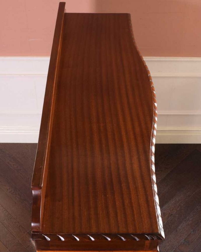 アンティークのキャビネット　アンティーク家具　正統派の英国アンティークキャビネット、ゴシックデザインの定番ガラスキャビネット 。こんな形のキャビネットです。(k-2114-f)