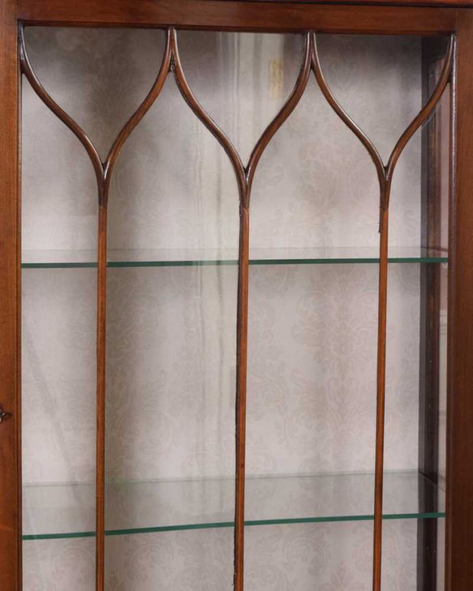 アンティークのキャビネット　アンティーク家具　正統派の英国アンティークキャビネット、ゴシックデザインの定番ガラスキャビネット 。美しい装飾にうっとり…ガラス面の装飾が上品なアクセントに。(k-2114-f)