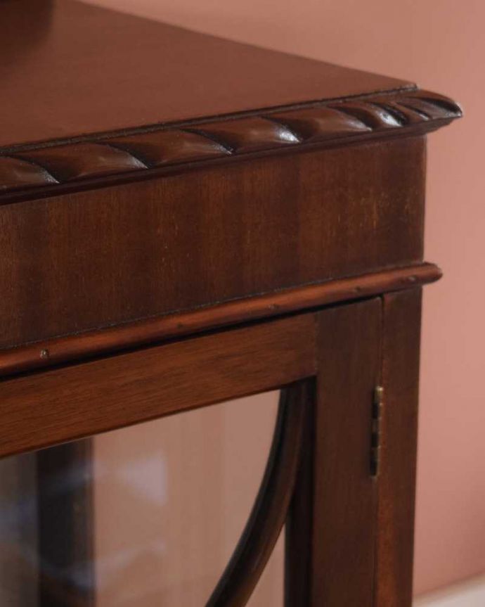 アンティークのキャビネット　アンティーク家具　正統派の英国アンティークキャビネット、ゴシックデザインの定番ガラスキャビネット 。惚れ惚れしちゃう美しさこんなに堅い無垢材に一体どうやって彫ったんだろう？と不思議になるくらい細かい彫にうっとりです。(k-2114-f)