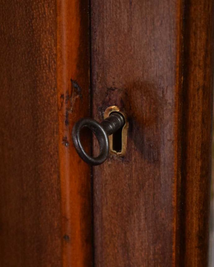アンティークのキャビネット　アンティーク家具　正統派の英国アンティークキャビネット、ゴシックデザインの定番ガラスキャビネット 。アンティークらしい取っ手アンティークらしくカギが取っ手の代わり。(k-2114-f)